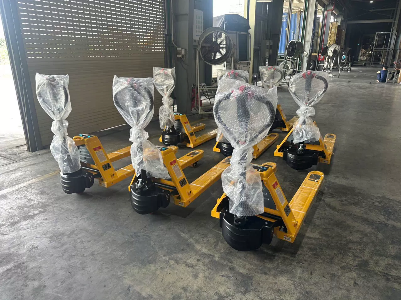 Xe nâng tay điện hiệu STAXX giao cho khách hàng