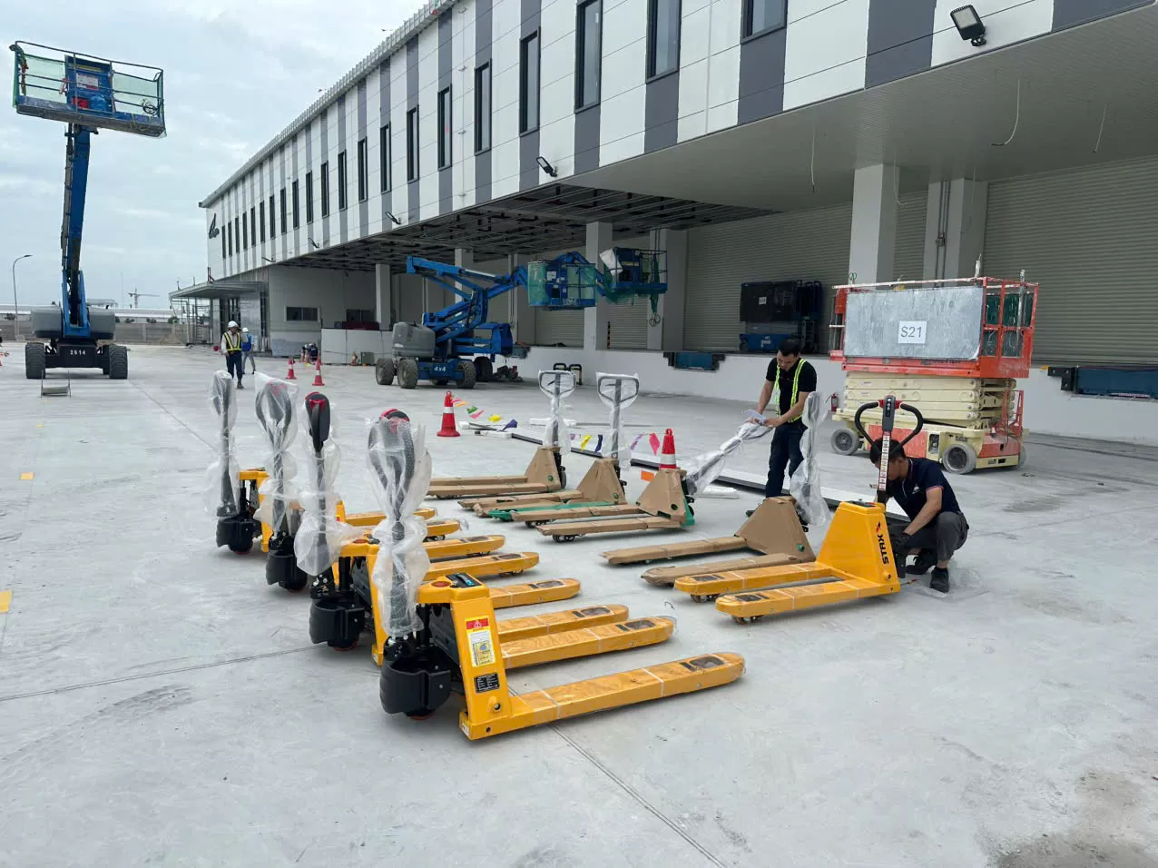 Xe nâng tay điện hiệu STAXX giao cho khách hàng