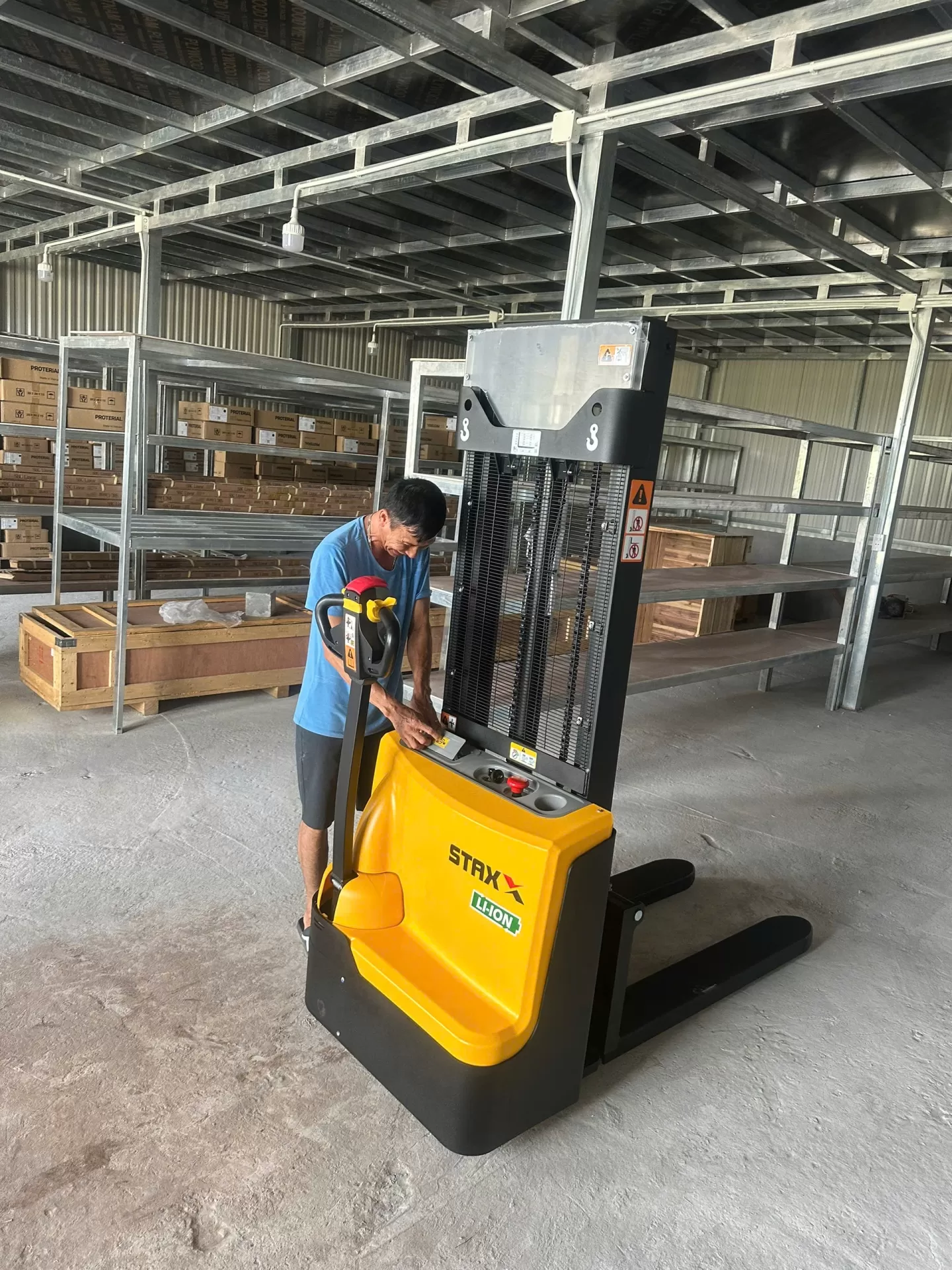 xe nâng dắt lái cao 3 mét Pin Lithium giao đến tay khách hàng
