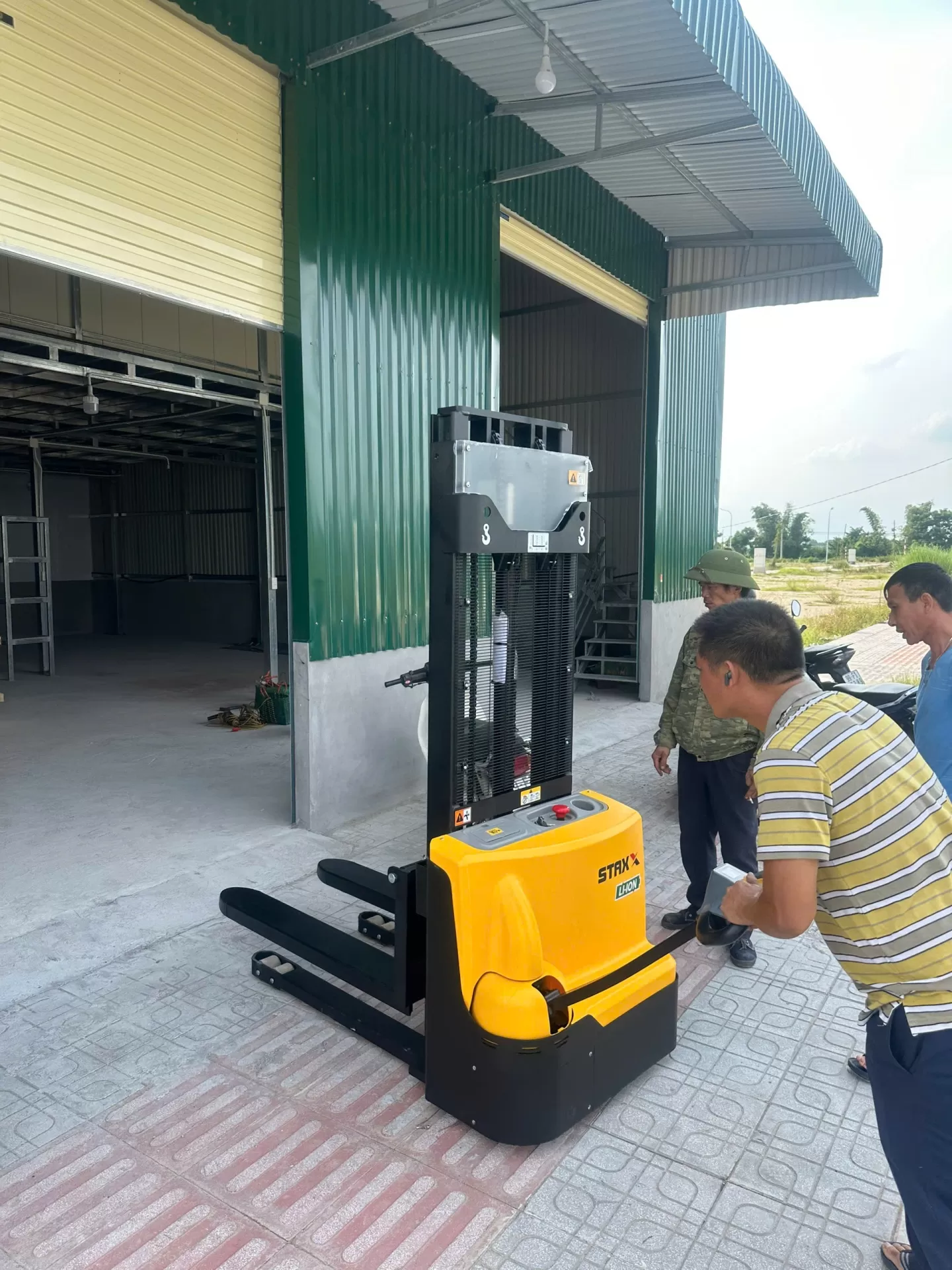 xe nâng dắt lái cao 3 mét Pin Lithium giao đến tay khách hàng